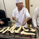 樋山 - 焼き松茸を扱う大将の熊木さん