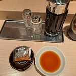 Kou nan - 卓上の設えには調味料としては個包装された七味唐辛子と胡椒、それに餃子のタレのみ。