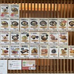 ケンミン食堂 - 入り口横に、料理の写真が並んでいます。