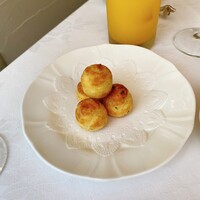 シェ・コーベ - 最初に、メニューにないアンチョビを使ったミニシュークリームが出てきました。