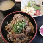 焼肉の栄亭 - 牛すじ丼930円