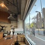 Jubilee Coffee and Roaster - 店内の様子、大きな窓からは自然教育園のこんもりとした緑