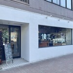 Jubilee Coffee and Roaster - スクエアな開口部と白壁が印象的なファサード