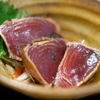 土佐料理 祢保希 赤坂店 - 週替り定食 1280円 の炭火焼 鰹たたき3貫