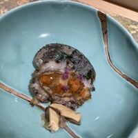 寿司処 京都 宙 - 鮑のウニ醤油がけです。