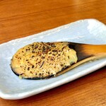 玉乃屋 - 旨い蕎麦味噌　西京味噌に蕎麦の実、削り節、刻み葱を混ぜていて香ばしい　