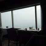 横浜ロイヤルパークホテル - 残念ながら曇っていて、７０階からの景色は見られなかった