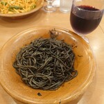 Saizeriya - イカの墨入りスパゲッティ、グラスワイン(赤)