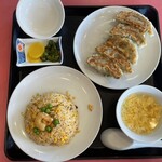 東郷飯店 - 料理写真:チャーハン・餃子ランチ