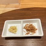 Ginza Kagari - 薬味のおろし生姜とフライドオニオン