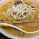 嘉祥 - 味噌ラーメン
      まろやかなスープに卓上の一味投入(ﾟдﾟ)ｳﾏｰ