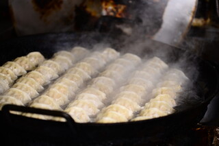 Ganso Gyouzaen - 大鍋で餃子を焼きます。