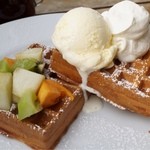 Waffle'S beulah - 季節のフルーツワッフル＠950円