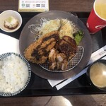 あじフライ 神楽坂 さくら - アジフライとロース・ヒレかつ定食+サービスのオレンジの全容