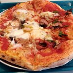 真鶴ピザ食堂 KENNY - 塩辛と海老のトマトクリームとミックスのハーフ＆ハーフ（2023.10）