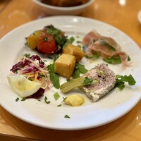 トラットリア グランボッカ - 新スペシャルコース：前菜の盛り合わせ
                    ・真鯛のカルパッチョ
                    ・野菜のトマト煮
                    ・ひよこ豆のフリット
                    ・生ハム
                    ・パテ