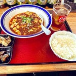 謝々 - 「麻婆豆腐麺」に半ライスを注文☆ 小鉢と烏龍茶はサービスです♪