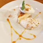 ビストロ カフェ デリ ポキナ369 - デザートのチーズケーキとクルミのアイスクリーム生クリーム添え