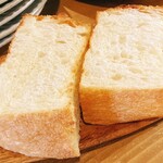 ビストロ カフェ デリ ポキナ369 - 自家製フォカッチャ