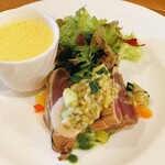 ビストロ カフェ デリ ポキナ369 - 野菜のポタージュと和歌山カツオのカルパッチョ