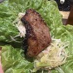 焼肉Dining 牛若丸 - 葉っぱに巻いた