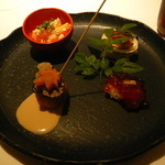 東郷 - 前菜／柿のクリームチーズ白和え・ファラフェル（中東風ひよこ豆のコロッケ）白ごまソース・ホンビノス貝のカラスミ焼き・北海道産筋子のしょうゆ漬け軍艦
      