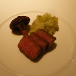 東郷 - 肉／鹿児島産黒毛和牛サーロインステーキ 秋田産のどんこ添え ニュージーランド産キウイフルーツと大根柚子おろしソース
      