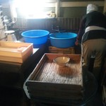 大平製麺 - 昔ながらの製麺風景。