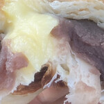 丸栄製菓 - あんクリームパンの断面