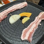 韓国家庭料理 炭火焼肉 しんちゃん - サムギョプサル