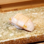 鮓 かね庄 - 追加の帆立、縦切り。「普通は横に切るけど、縦に切ってますよ、食感変わりますね」と大将。