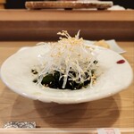 鮓 かね庄 - 若布と大根、煎り胡麻の土佐酢和え
