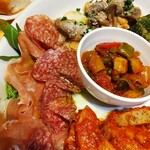 Osteria La Cantina - お品書きなくて…生ハム、サラミ、たけのこのアラビアータ、オリーブオイルの茸ソテー乗せバケット、カポナータ(いろいろ野菜の白ワイン煮込み)、それとほうれん草とチーズを練り込んでベイクした物^^;