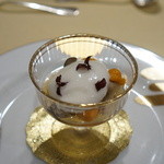 トゥ・ラ・ジョア - 天然の茸と雲丹のお浸し　上には10年熟成の利尻昆布のエスプーマ！！