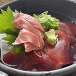 三崎「魚市場食堂」 - 特製熟成ダレのまぐろ漬け丼。