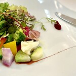 オトワ レストラン - リーフ系のサラダはビネガーで和えられていてその下には角切りの旬野菜が。生ハムと共にスモークした食感良い野菜たち。それぞれに個性があって楽しい✨