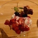 クッチーナ - パンナコッタのアップ
      
      ドルチェに至るまで
      旨さの勢いに乗って駆け抜けてった2時間だった
      テンポ良く料理も出てきて
      あまり待った感じもしなかった