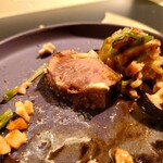 クッチーナ - 上には細かめに刻まれたきのこ、鶏肉❔、ピーマン
      がチーズのリッチな味わいでソテーされてて
      バルサミコソースで味わいで味わいを締められていて
      これも美味しいよねえ♪