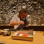 CUCINA - コース開始前に切ったブリに塩を振り