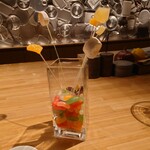 クッチーナ - ◯小菓子
      焼かれてるマシュマロ、オレンジ
      酸味爽やかな柑橘❔がプラスチックの串に刺されてて
      ジェリービーンズの入った容器に刺されていた
      
      上だけの串先のみを食べてくださいとの説明