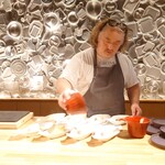 クッチーナ - 白茄子にカルボナーラソースを掛けられているところ