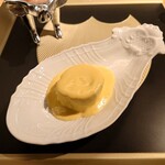 クッチーナ - チーズのソースが掛けてあるのでチーズのコクと
      生ハムの塩気が共に頂くと相乗効果で旨味が増して
      これも味わいが合ってるよねえ❕