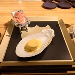 クッチーナ - ◯茄子のカルボナーラ
      18ヶ月熟成のフランスバイヨン産
      プロシュート（生ハム）と
      蒸した白茄子　カルボナーラソース　との説明
      
      ナスはホワッホワに蒸されてて
      瑞々しくトロッとした感じで柔らかい