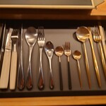 クッチーナ - カウンターの引き出しを引くと
      今回のコースで使う全ての食器が並べられていた
      （ドリンク、ドルチェはその時に提供されてた）
      
      この食器の選択を間違えると
      後々必要なナイフとかが使えなくなる（笑）