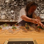 クッチーナ - ブリの上にサラダを会えられているところ