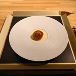 クッチーナ - ◯余市のブリのパイ包み
      パイの中にはカルパッチョに使われてた
      鰤の尻尾のほぐし身を使われ
      その上には紫蘇の葉を載せてパイ包みにされてる