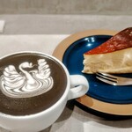 Hiff cafe - バスクチーズケーキとチャコールラテ