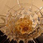 クッチーナ - 細いパスタはアルデンテな感じで
      オレンジピール❔が甘味ある上質なウニの
      旨味を締めながら合ってて
      のっけから間違いなく美味しいよねえ❕
      
      当然❔（笑）スプーンてスープを全て掬い取る