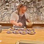 クッチーナ - 飛騨牛レバーの料理にバルサミコソースを掛けられているところ