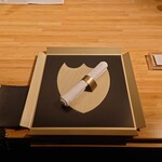 クッチーナ - テーブルセットアップ状況
      ドン・ペリニヨンのプレートがセットされ
      その上に布製のひざ掛けが置かれていた
      
      この時点で凄く高級感がある❕
      そしてどんな料理が出てくるかワクワクしてた